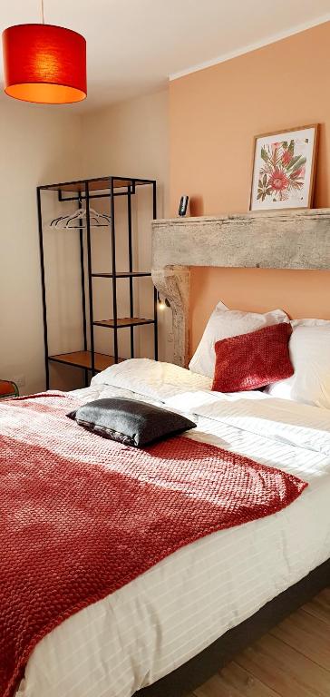 Postel nebo postele na pokoji v ubytování Sancerre centre, Appartement duplex et ou Chambre indépendante, modulable