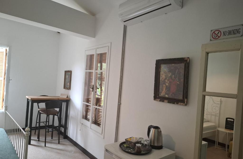 Příslušenství pro přípravu čaje a kávy v ubytování Sabor Residence