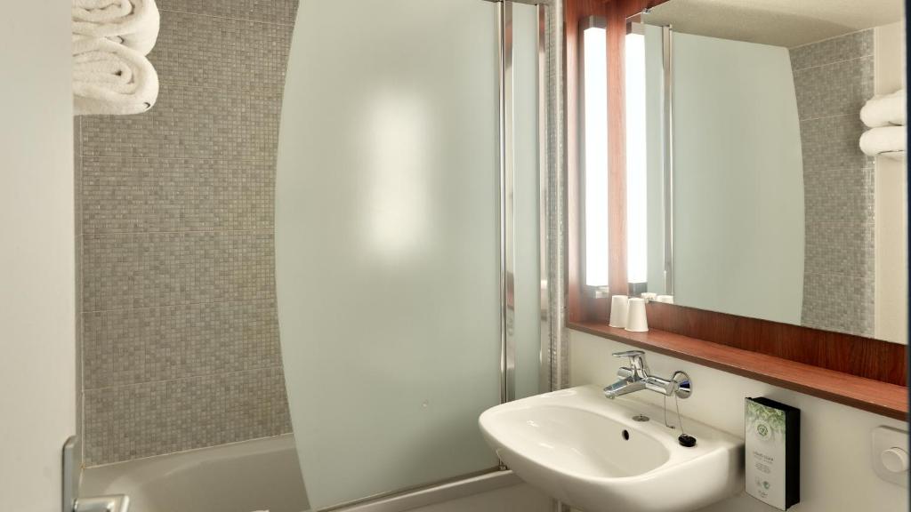 Campanile NATURE - Marne La Vallée - Chelles - Superior Room - 1 King Bed