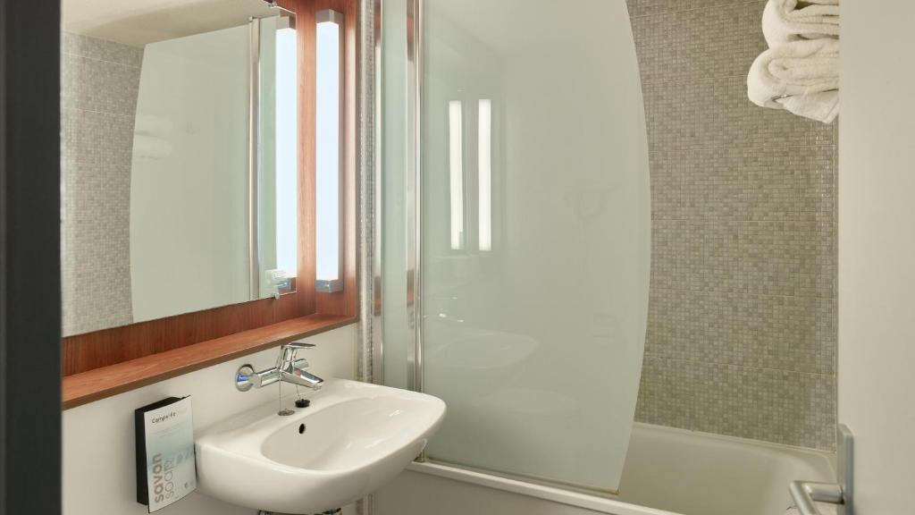 Campanile NATURE - Marne La Vallée - Chelles - Standard Room - 1 Queen Bed