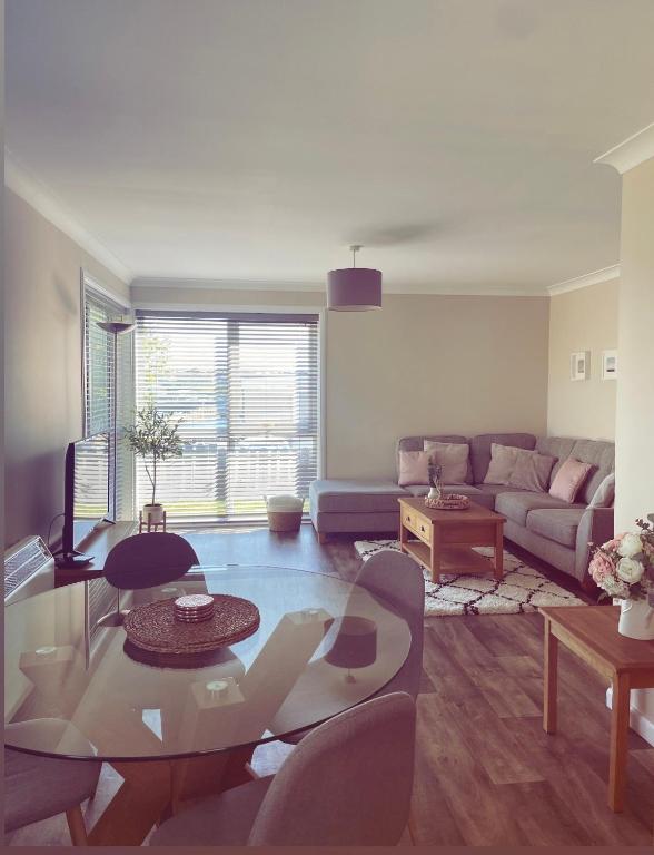 Malva - Modern 2 Bedroom Bungalow in Wick Sleeps 4 with private parking - NC500 Route - Casa De Dos Dormitorios