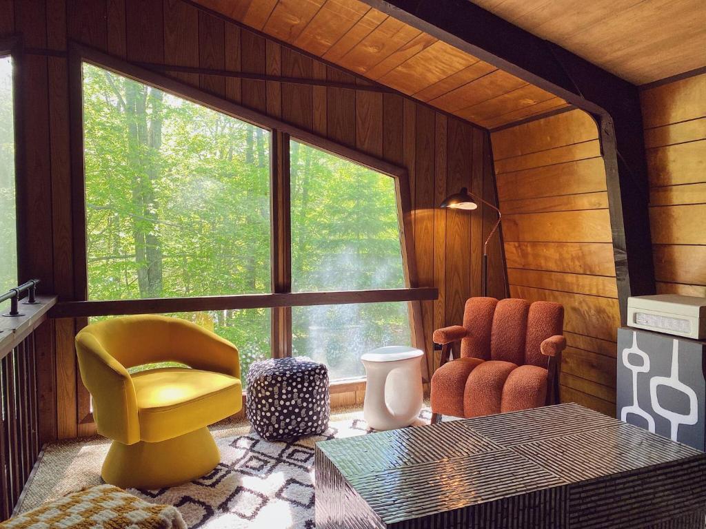 Χώρος καθιστικού στο Designer Poconos Chalet I Ski, Skate, Lakes, Family-Friendly