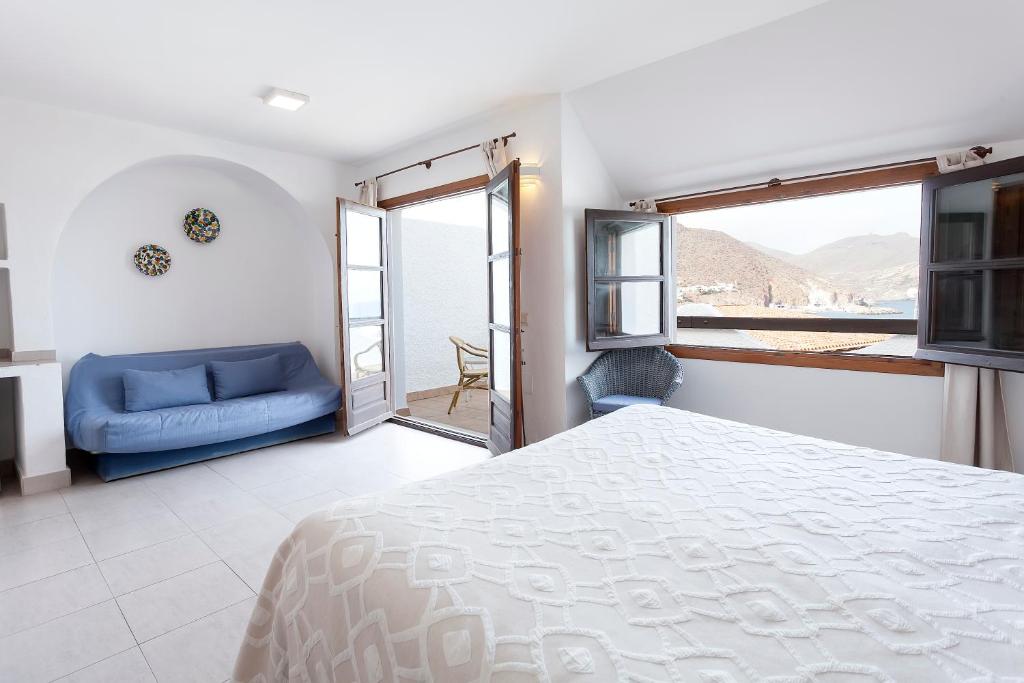 a bedroom with a bed and a blue couch at Doña Pakyta in San José