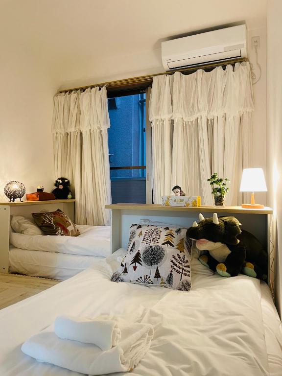 A bed or beds in a room at 上野 秋叶原 附近独栋小洋楼 车站步行3分钟 全新装修 家具家电齐全拎包入住 适合家庭和团队 拎包入住 管理员入住同一栋楼共用浴室