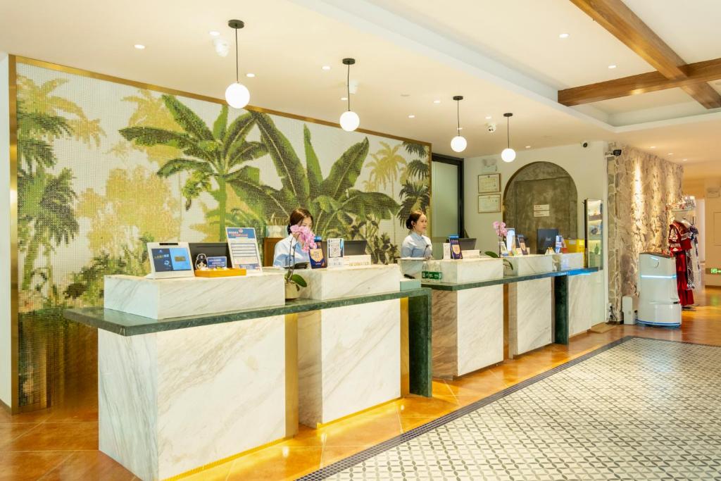 Vstupní hala nebo recepce v ubytování Guilin O-LIVE Social Hotel -Riverside -Adjacent Elephant Hill -Pedestrian Street-Twin Towers-Mediterranean style