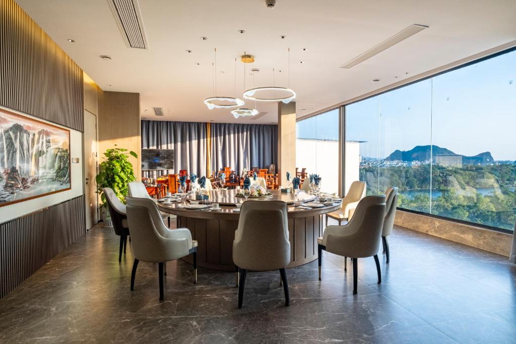 Nespecifikovaný výhled na hory nebo výhled na hory při pohledu z hotelu