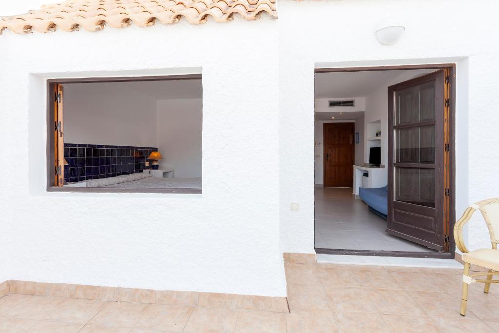a white house with two doors and a room at Doña Pakyta in San José