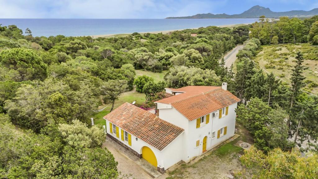San PriamoにあるVilla La Scuderia I Unique Beachfront Villaの白屋の空見