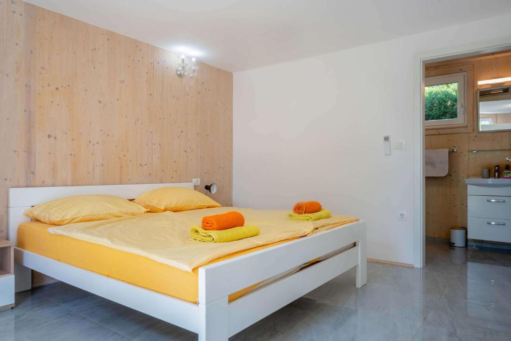 Postel nebo postele na pokoji v ubytování Vila Porto Olive - Private 4 Bedroom vila next to Piran & Portorož