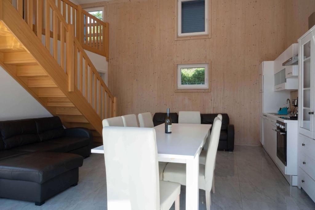 Kuchyň nebo kuchyňský kout v ubytování Vila Porto Olive - Private 4 Bedroom vila next to Piran & Portorož