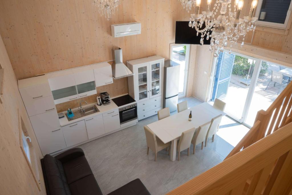 Kuchyň nebo kuchyňský kout v ubytování Vila Porto Olive - Private 4 Bedroom vila next to Piran & Portorož