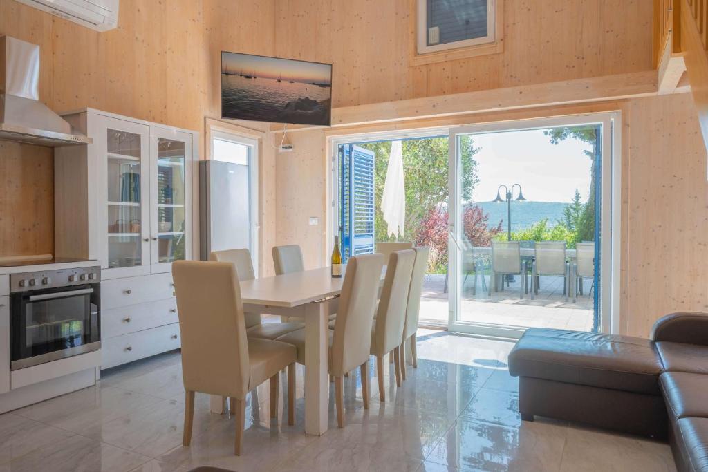 Kuchyň nebo kuchyňský kout v ubytování Vila Porto Olive - Private 4 Bedroom vila next to Piran & Portorož