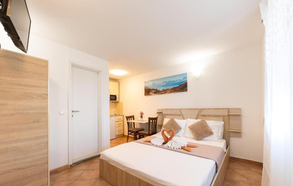 a small bedroom with a bed and a table at Cozy Apartment In Baska Voda With Wifi in Baška Voda