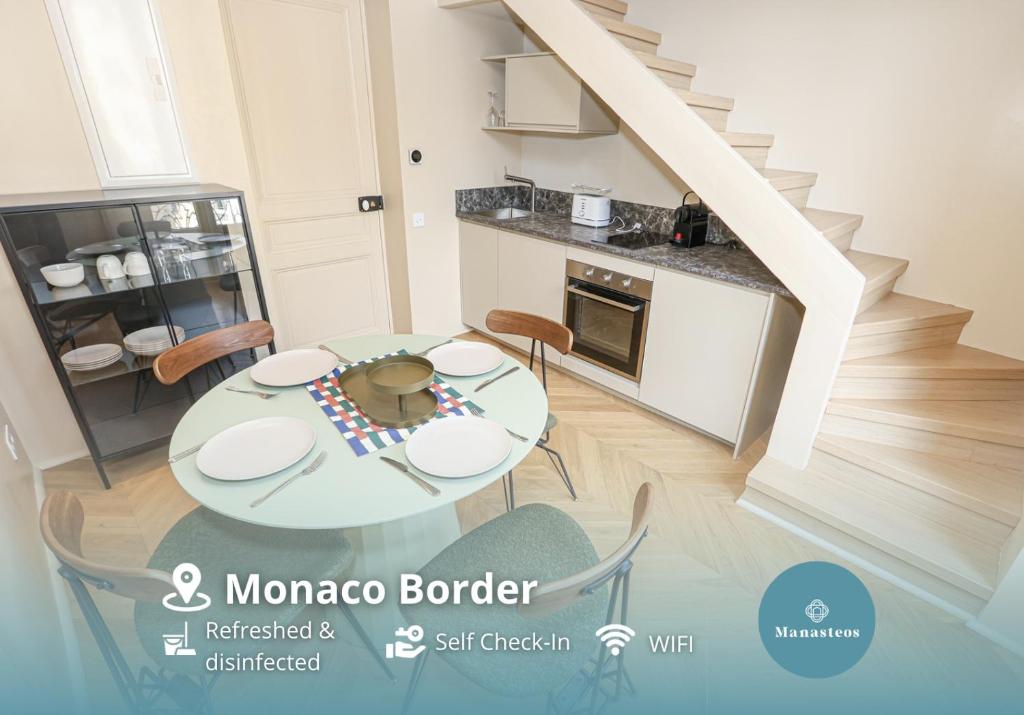 une cuisine avec une table et une salle à manger dans l'établissement 3mn Monaco - Cosy duplex rénové - DL, à Beausoleil