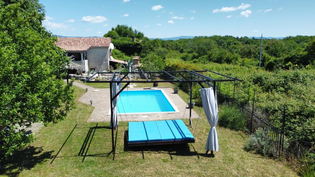 Basen w obiekcie Guest House Risika lub w pobliżu