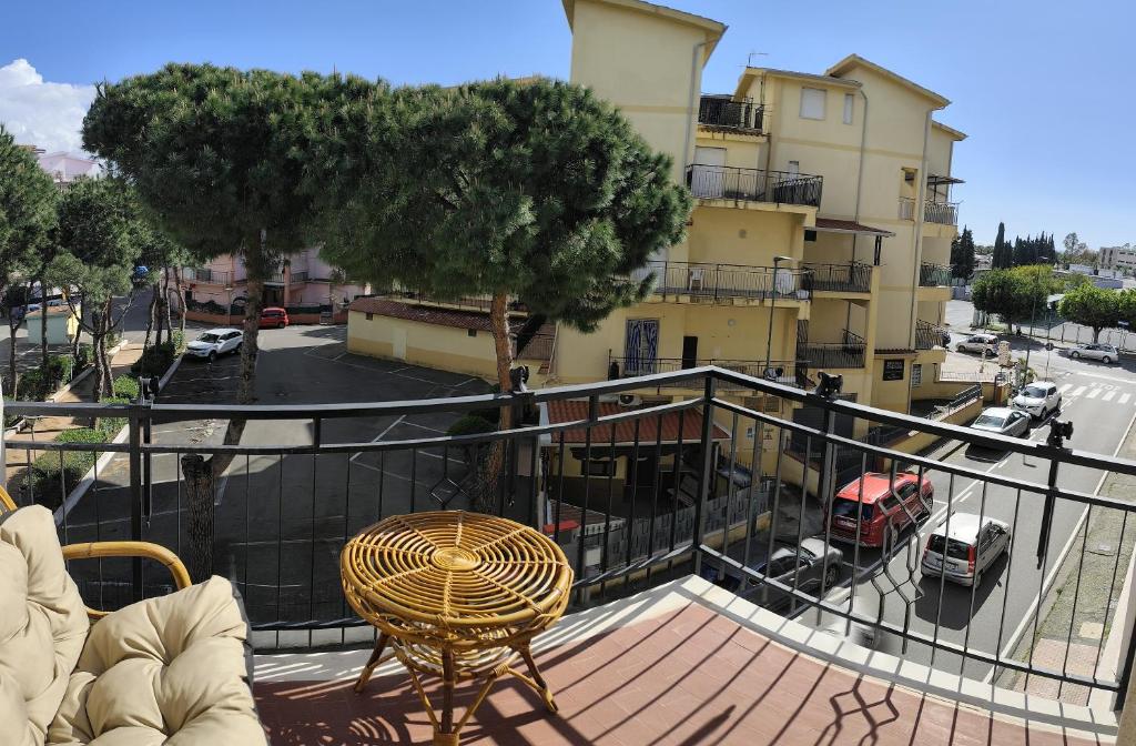 ein Balkon mit Tisch und Blick auf eine Stadt in der Unterkunft Appartamento Marechiaro in Scalea