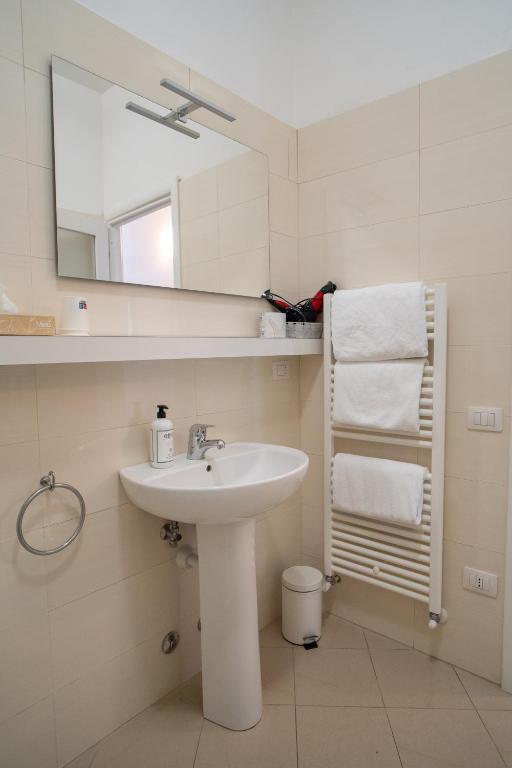 A bathroom at La Dimora alle Scalette