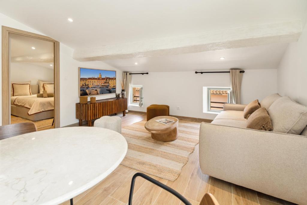un salon avec un canapé et une table dans l'établissement Saint Tropez 104 rue Allard 3e G, à Saint-Tropez
