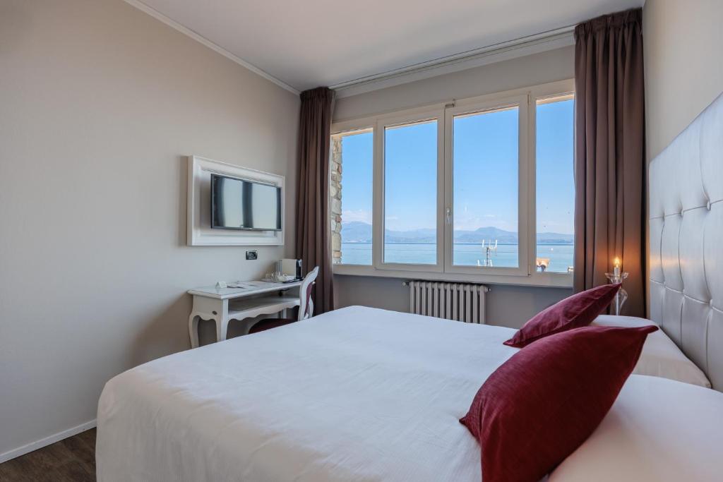TV a/nebo společenská místnost v ubytování Hotel Degli Oleandri
