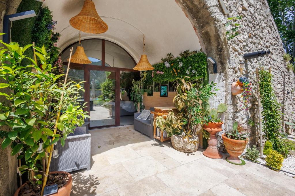 Ogród w obiekcie Errances Provençales
