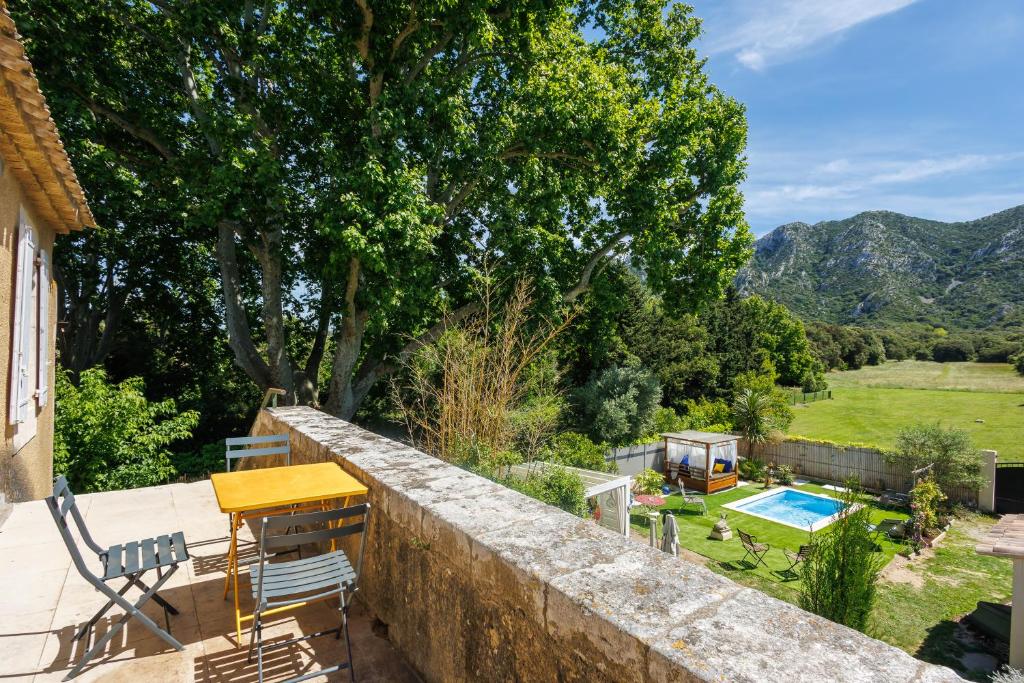 dom z murem oporowym i basenem w obiekcie Errances Provençales w mieście Saint-Rémy-de-Provence