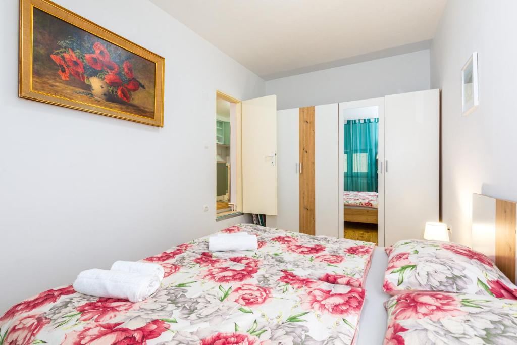 Posteľ alebo postele v izbe v ubytovaní Apartment Vida 1Floor in the old Part of Baska
