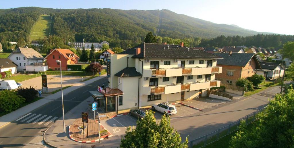 Nespecifikovaný výhled na hory nebo výhled na hory při pohledu z hotelu