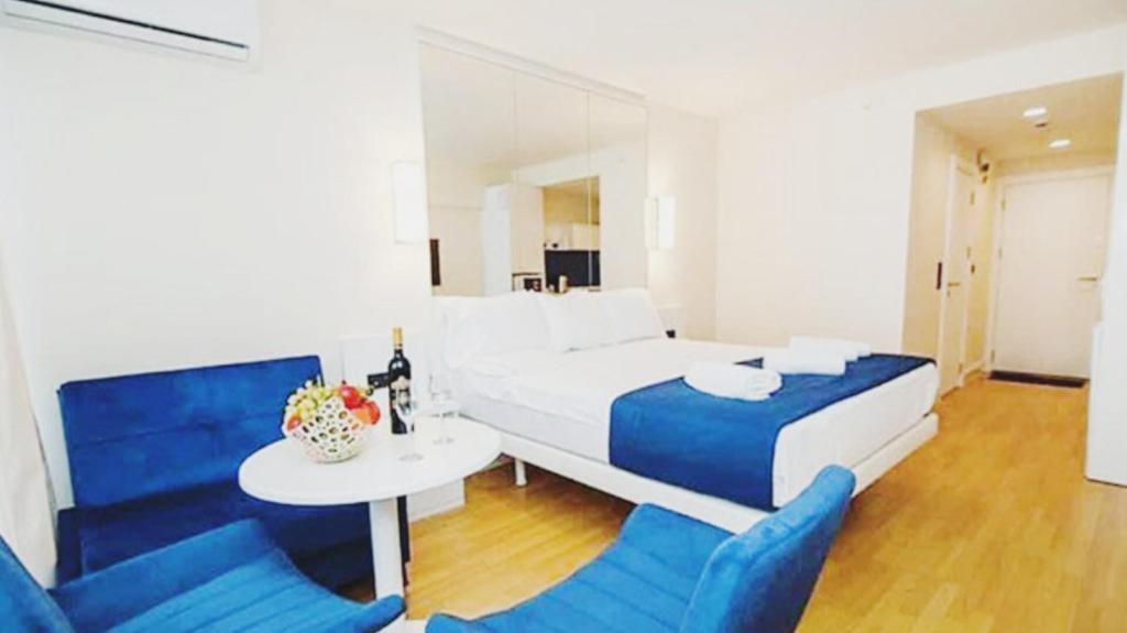 Postel nebo postele na pokoji v ubytování Sea View Luxury Apartments in Orbi City