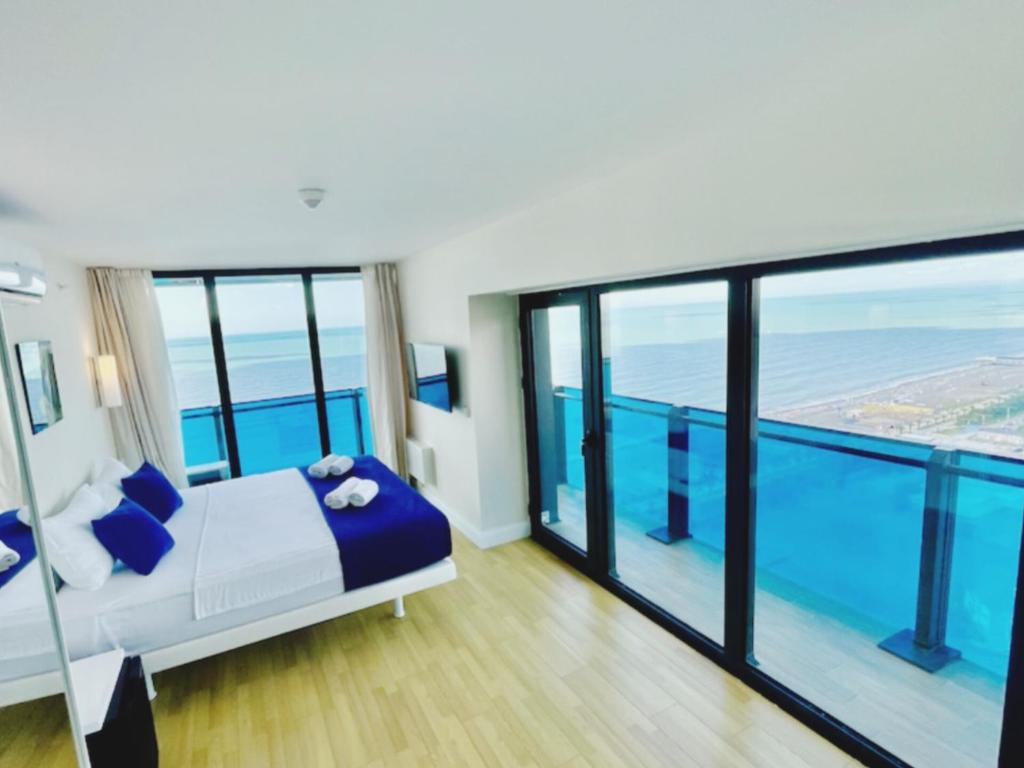 Postel nebo postele na pokoji v ubytování Sea View Luxury Apartments in Orbi City