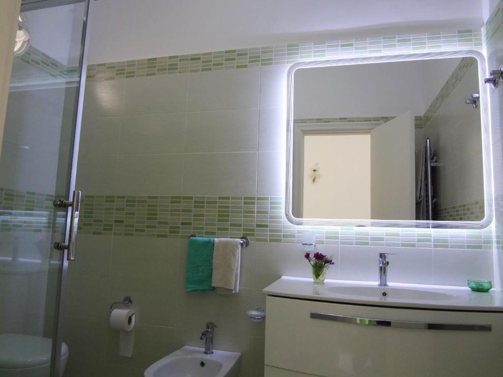 a bathroom with a sink and a mirror at Parco Augusto in Capri