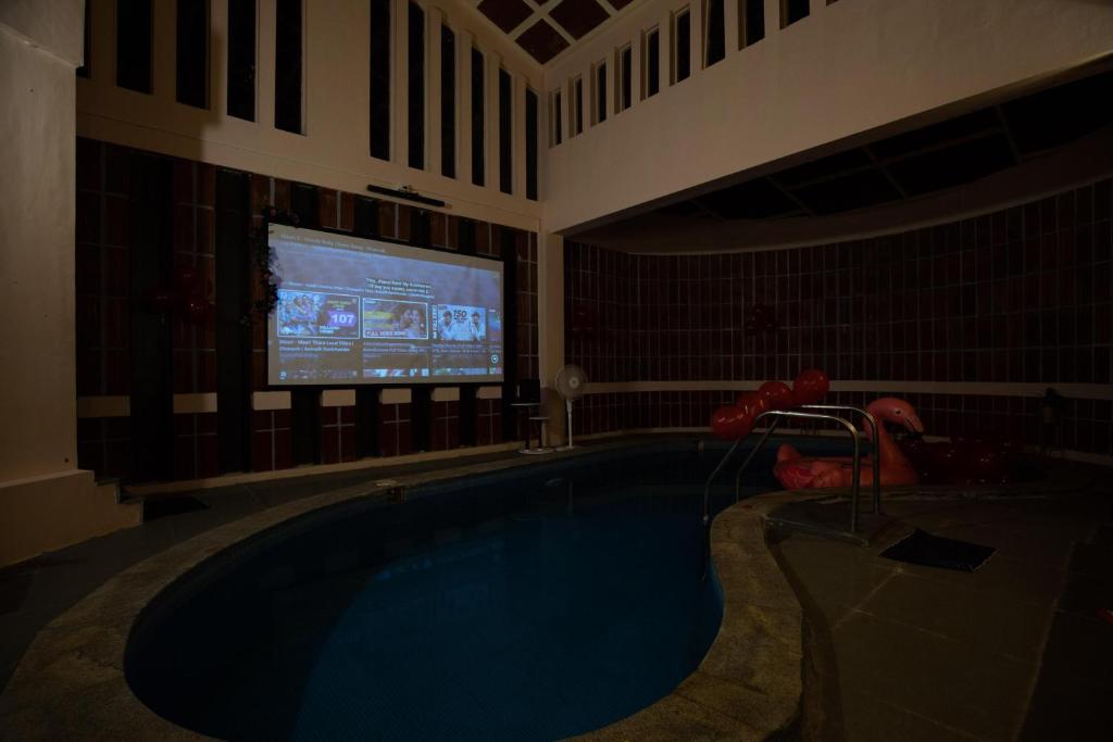 Bazén v ubytování Rustic Farm Private Pool IFHA Nomination MMT nebo v jeho okolí