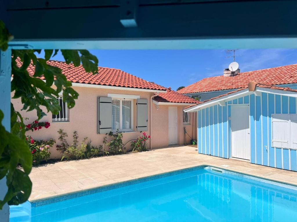 une maison avec une piscine devant une maison dans l'établissement Maison avec piscine quartier pinède de conteau, à La Teste-de-Buch