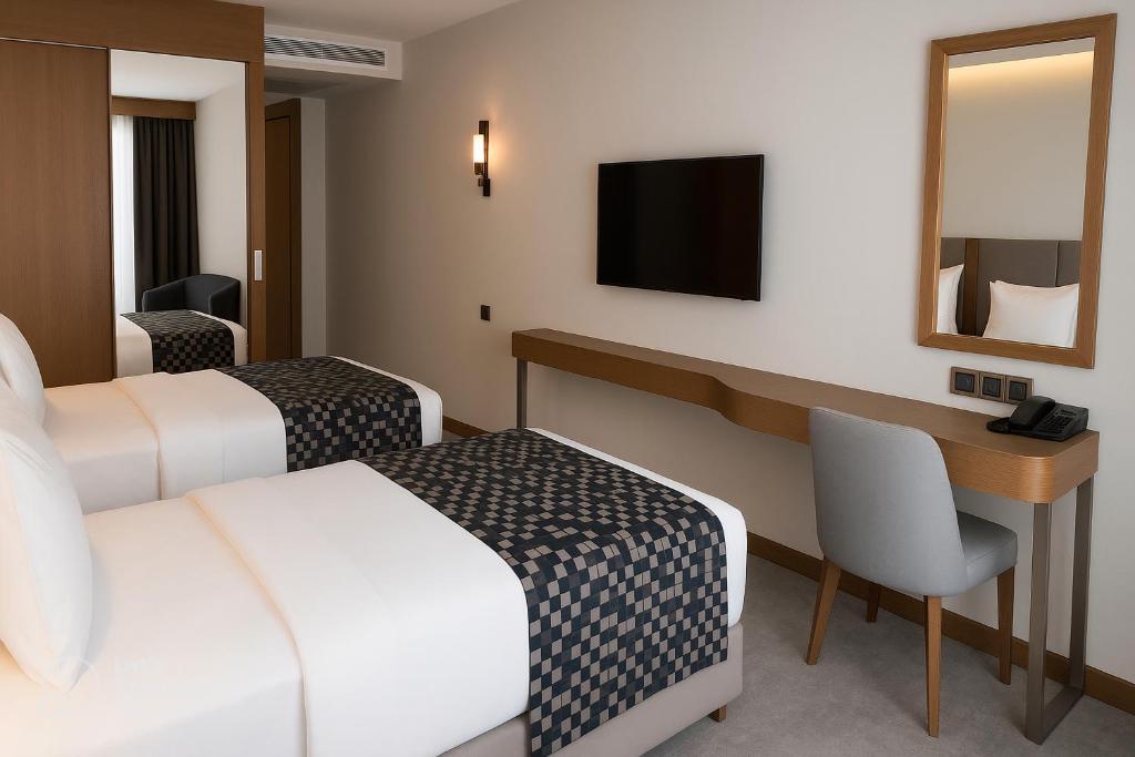 A television and/or entertainment centre at Yuksel Istanbul Yenikapı Hotel