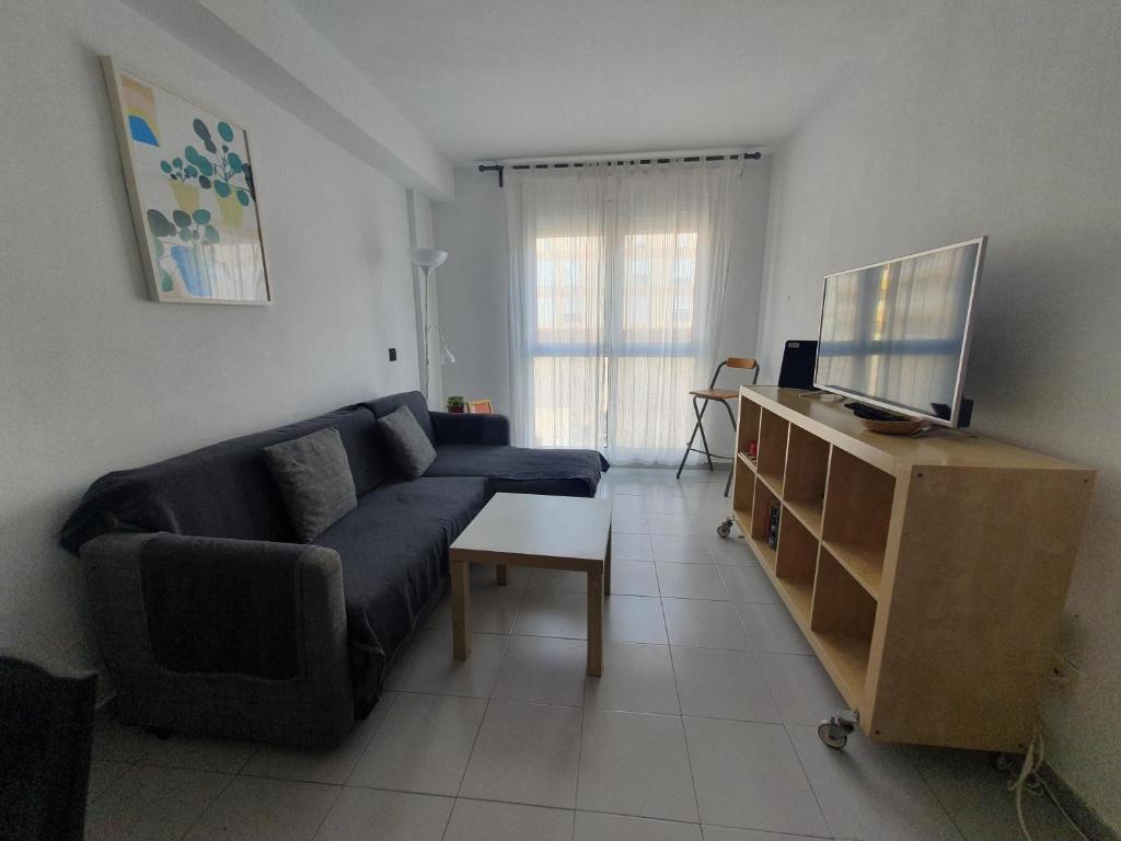 Televízia a/alebo spoločenská miestnosť v ubytovaní Alquilaencanarias-Medano, Cabezo beach & pool