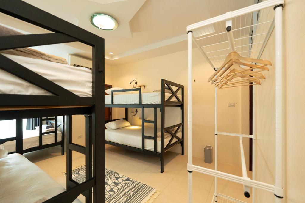Postel nebo postele na pokoji v ubytování TIDE & TRIBE HOSTEL Phangan