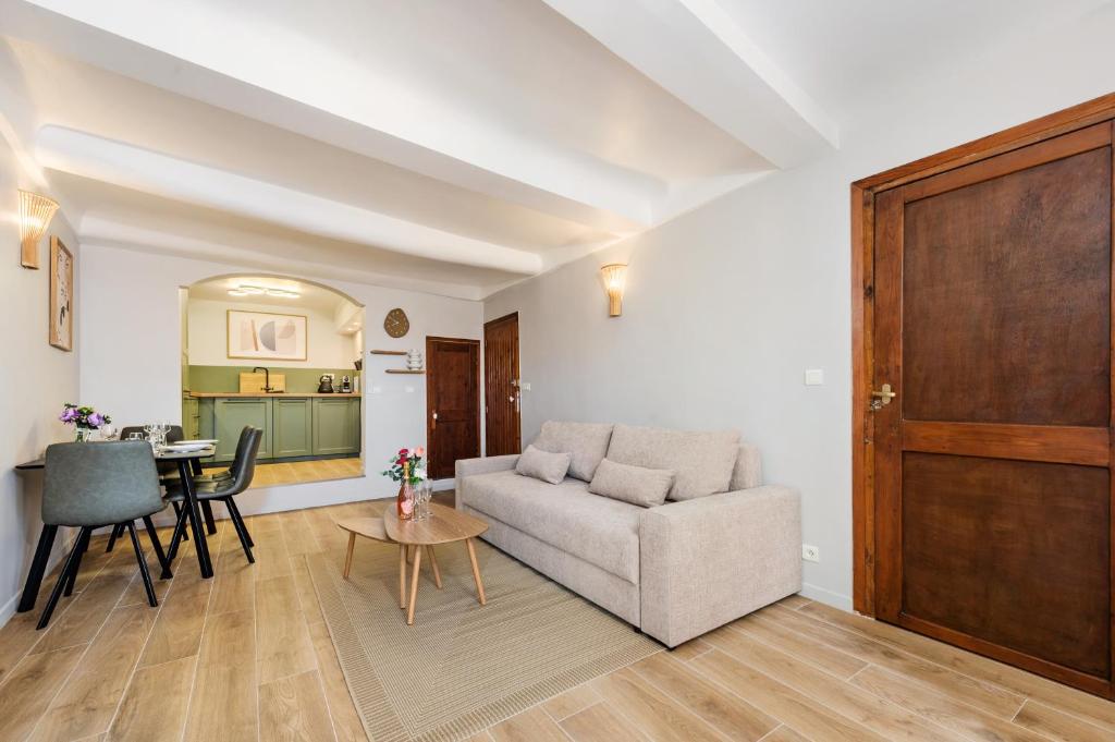 un salon avec un canapé et une table dans l'établissement VIEUX CHATEAU II - Agréable 2 pièces - Vue Mer - Menton Vieille Ville, à Menton