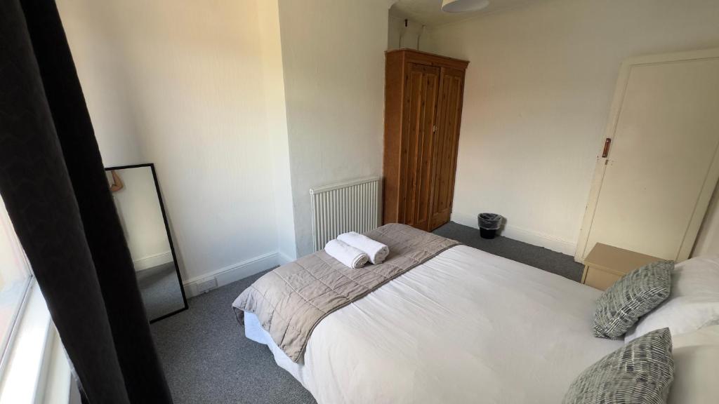 Un dormitorio con una cama con dos toallas encima. en Perfect room 4, en Bristol