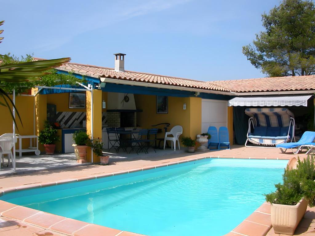 une piscine devant une maison dans l'établissement L'olivier, à LʼIsle-sur-la-Sorgue