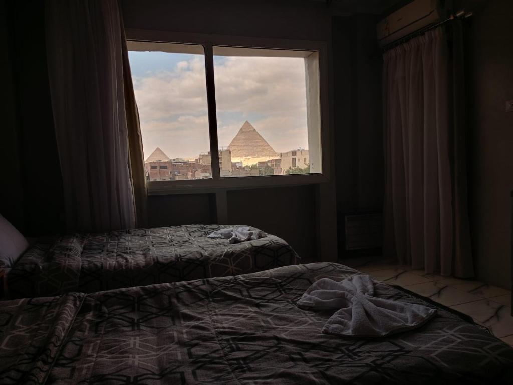 Postel nebo postele na pokoji v ubytování Najm Pyramids iNN