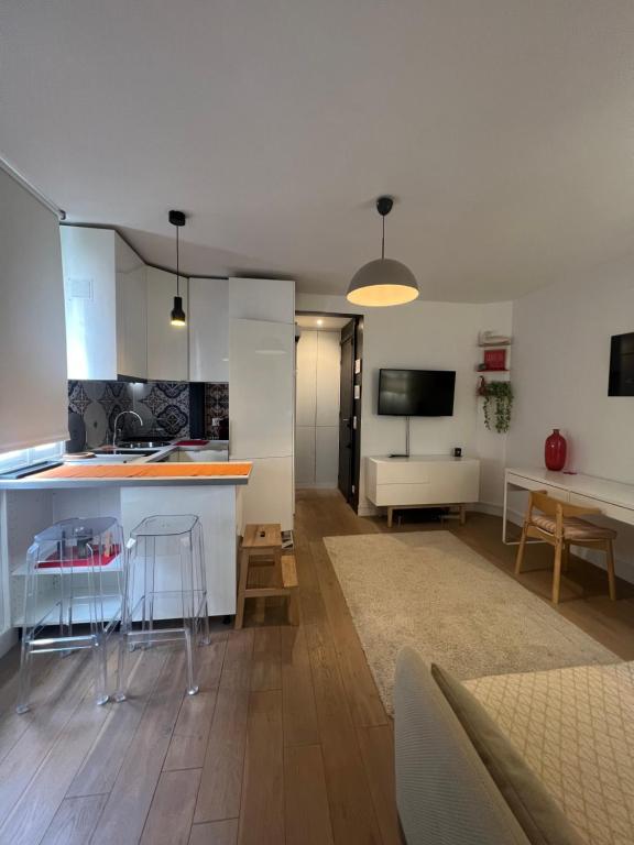 - une cuisine et un salon avec un comptoir et une table dans l'établissement Appartement, à Boulogne-Billancourt