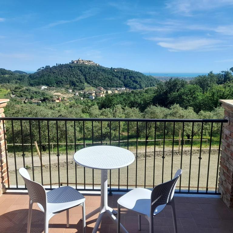 a table and chairs on a balcony with a view at Agriturismo La Sarticola in Luni