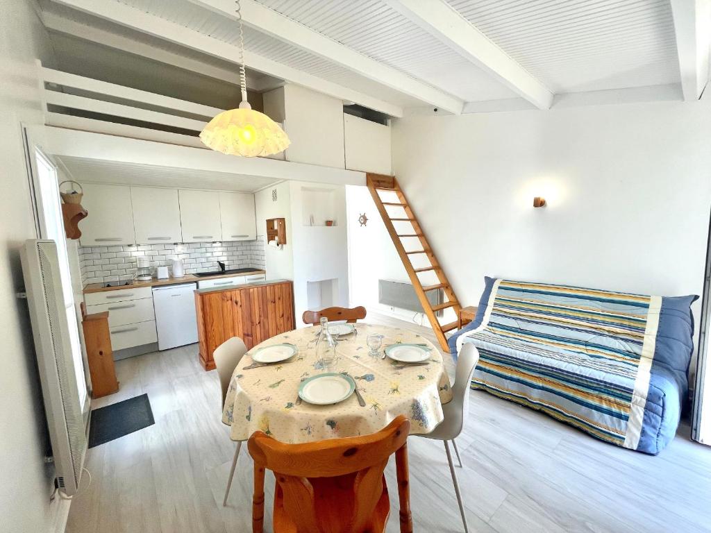 Photo de la galerie de l'établissement Maisonnette cosy avec piscine chauffée et tennis, à 800m de la plage, idéale pour 4 pers. - FR-1-231-310, à Bretignolles-sur-Mer