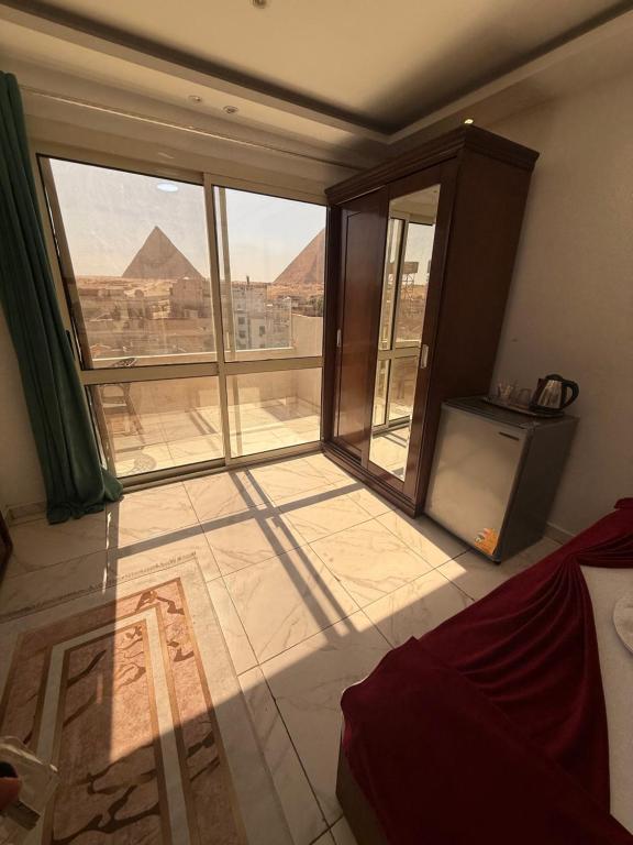 Letto o letti in una camera di Middle East pyramid view