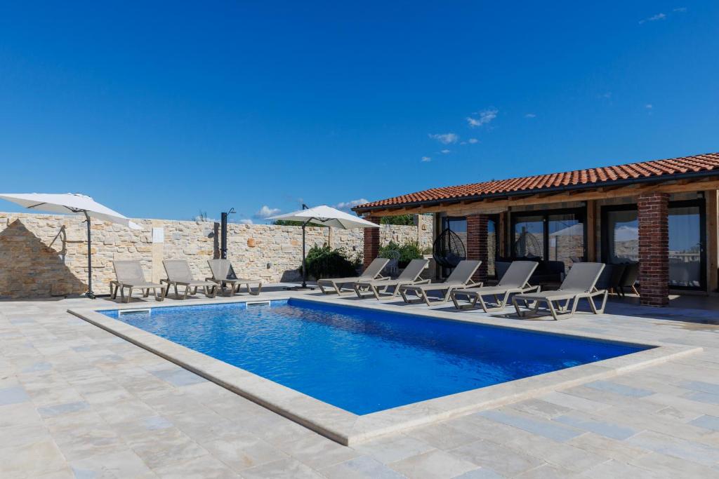 Hồ bơi trong/gần Villa Bukovica