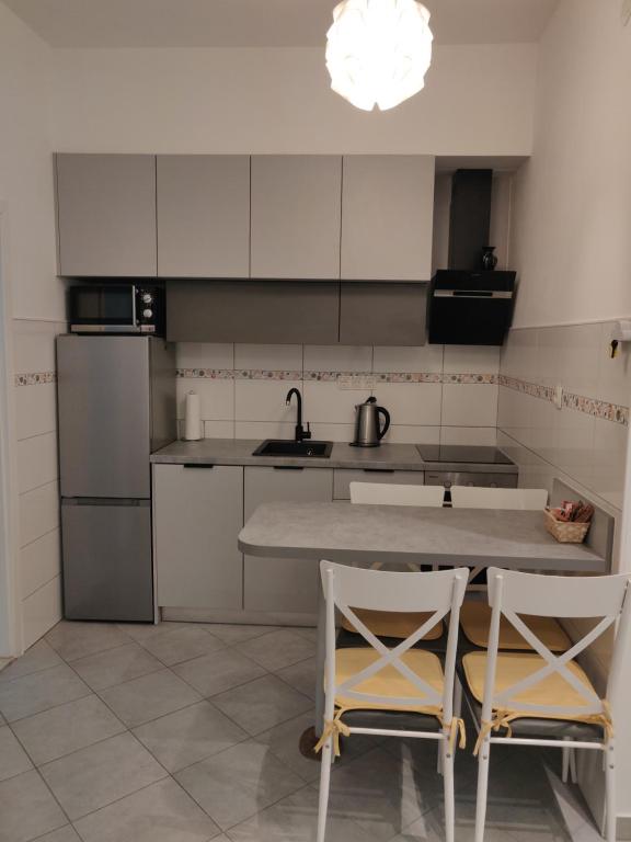 Kuchyňa alebo kuchynka v ubytovaní Apartman Renata