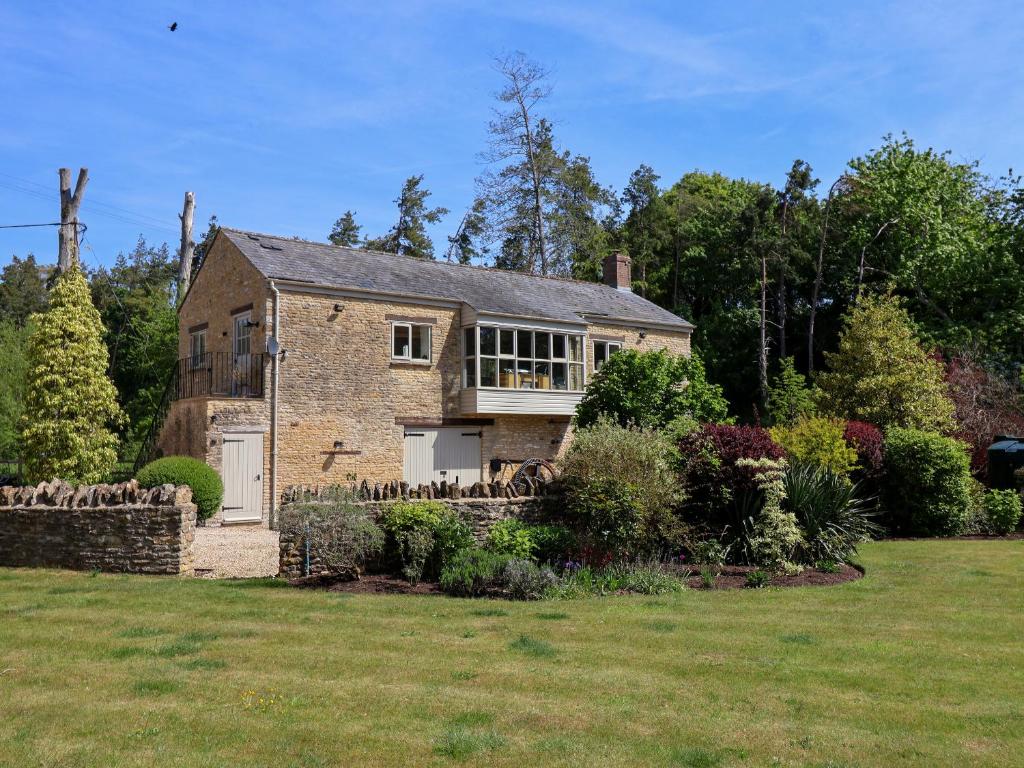an old brick house with a large yard at The Annexe, Cleveley Mill in Chipping Norton