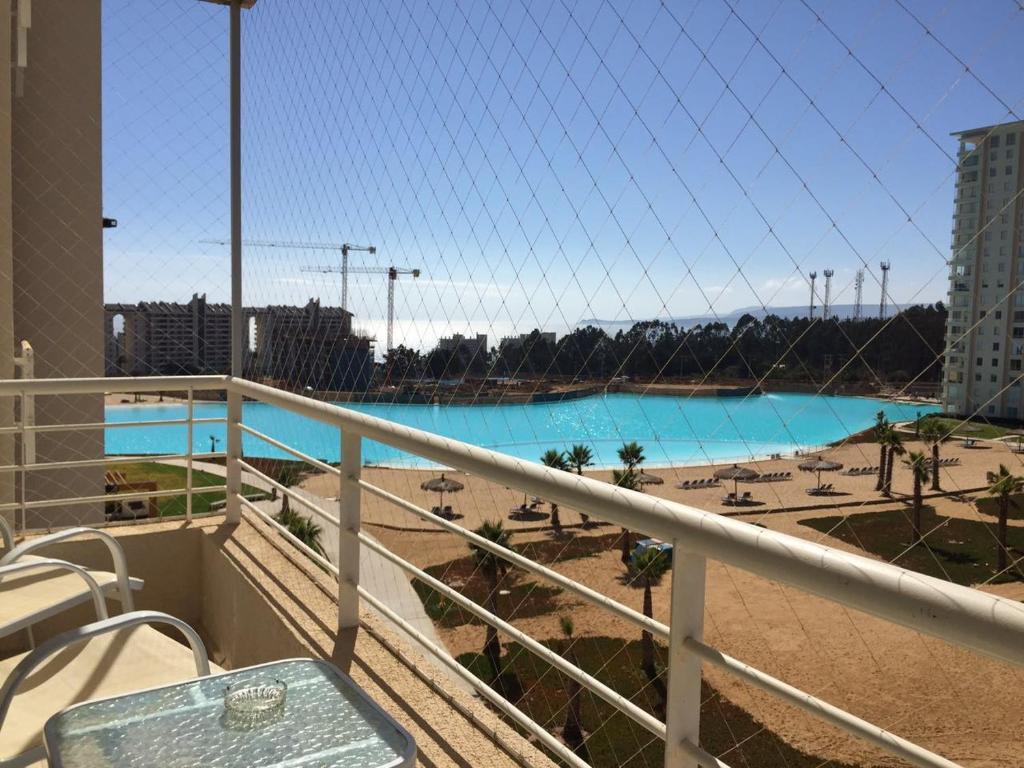 balcón con vistas a la piscina en Departamento Algarrobo, en Algarrobo