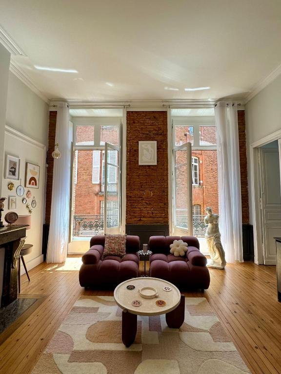 un salon avec un canapé et une table dans l'établissement Le Mademoisel' - 2 pièces - Haut de Gamme - Capitole, à Toulouse