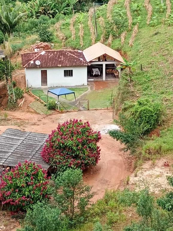 an aerial view of a house on a hill at Sitio encantador e tranquilo com churrasq e Wi-fi in Marechal Floriano
