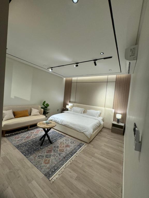 Ένα ή περισσότερα κρεβάτια σε δωμάτιο στο Cozy & Luxurious stay in Al KHO!